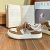 Zapatillas blancas de suela gruesa con diseño de nicho estilo Hong Kong 2023, zapatillas casuales retro de verano para mujer, combinables con todo.