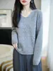 Top de punto para mujer de cuello en V para principios de otoño con delicado diseño calado, ligero y transpirable, favorecedor para el cuello, de manga larga, como capa base.