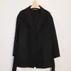 Não há devoluções ou trocas para tamanhos descontinuados. Casaco de lã dupla face com design de capa xale, apresentando gola alta, detalhe de amarração na cintura e estilo de peça externa de lã de comprimento médio