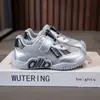 Zapatillas de malla doble con velcro para niños, unisex, con puntera anticolisión, suela suave, antideslizantes, zapatos casuales para niños pequeños