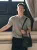 Camisa polo henley fitness estilo americano de manga curta para homens, ombro regular de verão, punhos justos, camiseta de manga meia-manga rígida de alta resistência
