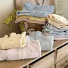 Traje Infantil Otoño e Invierno Nuevo Finales de Otoño Ropa Infantil para Niños y Niñas Dibujos Animados Cálido Traje de Tres Piezas Guardería Práctico