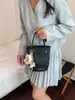 2026 Nueva Bolso Grande de Hombro Único a Cuadros Elegante para Commuter para Mujer, Bolso Tote Niche Lindo Retro de Gran Capacidad