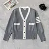 Cardigan de Punto Tb Otoño e Invierno Mangas Bloque de Color Nuevas Cuatro Rayas Cuello en V Estilo Hada Ligeramente Entallado Chaquetas para Hombre y Mujer