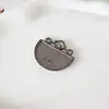 Colgante Retro Hecho a Mano Base de Metal Ranura Hueca Pieza Metálica Brocado de Canción Semicircular DIY Incrustación de Resina