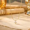 Moderna e luxuosa, esta colorida corrente de aço titânio com tulipas de diamante é uma peça delicada e única com um estilo doce e charmoso.. É um novo design floral que complementa qualquer look e é perfeito como uma corrente para a clavícula.