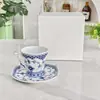 Estilo Europeu Moda de Luxo Leve Renda Tangcao Deus do Mar 1 Xícara 1 Pires Azul e Branco Cerâmica Sólida Xícara e Pires de Café para Uso Doméstico e Recomendação de Presente