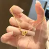 Libro Rojo para Montar Serpiente Explosiva Cadena Retorcida para Mujer Año de Vida Retro Patrón de Martillo Súper Pesado Cadena para Clavícula con Forma de Serpiente Microincrustada