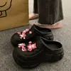 Crocs de Oso de Fresa para Mujer Verano Exterior 2023 Nuevos Celebridad de Internet Suela Gruesa Aumentador de Altura Playa Punta Cerrada Medias Zapatillas Mujer