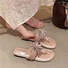 Chinelos de Verão Femininos com Strass 2026, Sandálias Baixas para Férias na Praia, Novo Estilo para Uso ao Ar Livre