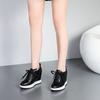 Novos Sapatos Femininos de Estilo Nicho com Aumento Oculto de Altura e Efeito Emagrecedor, Sapatos de Salto Baixo Profundos, Primavera 2026, Bico Redondo, Sola Grossa, Cadarço, Sapatos Casuais de Couro