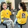 Camiseta a rayas de manga larga de algodón puro para niñas, un top redondo moderno y versátil para primavera y otoño, diseñado para parecer un conjunto de dos piezas