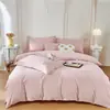Conjunto de Quatro Peças Bordado Liso de Luxo Leve, Capa de Edredom de Tecido com Textura Delicada, Conjunto de Roupa de Cama para Casa para Pousadas e Hotéis