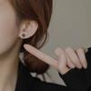 Pendientes de trébol de cuatro hojas con diseño de uña de plata esterlina s999 para mujer, pendientes de alta gama con sentido del viento frío, pendientes de temperamento de lujo para mujer.