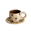 Encanto atemporal - Taza y platillo de cerámica pintados a mano en acabado mate - Taza y platillo de café vintage de cerámica con lunares azules - Exquisita taza de té de la tarde