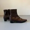 2026 Botas Plissadas Femininas Estilo Retro Old Money Salto Baixo Corrente Lateral Bico Quadrado Salto Grosso Versátil Outono e Inverno Novas Botas de Cano Curto Martin