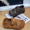 Sapatilhas femininas estilo francês retrô, com fivelas duplas, camurça, bico fino, coleção outono 2026, sola macia, antiderrapante, versátil, bico redondo