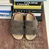 Sandálias versáteis para exterior, sapatos peludos de sola plana 2026, design de fivela, outono e inverno, macios, estilo coreano, novas sandálias de uma tira para mulheres
