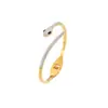 Pulsera de Acero Dorado y Titanio Transfronteriza Europea y Americana Que No Se Desvanece y Está Incrustada con Diamantes Diseño de Nicho Forma de Serpiente Simple Lujo Pulsera de Flor de Cuatro Pétalos