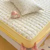 Algodón de borla cómodo y amigable con la piel Gasa de doble capa Clase A colcha acolchada arrugada falda de cama juego de tres piezas falda de cama individual funda de almohada individual cubierta de cama suave y esponjosa