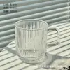 Copo de água de vidro com grão vertical alto valor de cor estilo Ins com alça para café com leite caneca de escritório feminina logo