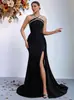 Vestido de Noite Estilo Novo Europeu e Americano de Luxo Leve com Gola Halter e Pedrarias, Modelo Sereia Justo na Cintura com Fenda Lateral e Cauda para Banquetes