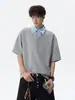 Camiseta de manga corta con cuello de camisa de estilo retro americano, dos piezas falsas para hombre, verano, patchwork gris, holgada, casual, manga tres cuartos