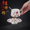 Conjunto de xícara e pires de café em cerâmica com padrões florais em relevo, xícara de chá da tarde estilo europeu, caneca de alto valor para uso doméstico, item de presente