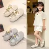 Sapatos de couro para meninas 2026 novo modelo de verão sapatos infantis respiráveis vazados de bico fechado sandálias trançadas de sola macia para meninas pequenas