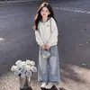 Conjunto de Dos Piezas de Moda para Niñas 2026 Primavera y Otoño, Chaqueta con Capucha y Cremallera de Retazos con Lazo y Jeans