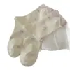 Calcetines hasta la pantorrilla de color blanco lechoso con lazo estilo niña para mujer, calcetines apilados de color claro y suave a rayas con volantes y perlas de cereza