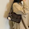 Versátil bolso pequeño de cuero encerado estilo ins para mujer, nuevo bolso cuadrado retro para el antebrazo 2026, bolso de hombro texturizado para el otoño/invierno