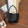 Bolso tote tejido de gran capacidad de alta gama para mujer, nuevo modelo 2026, bolso casual de un solo hombro relajado para uso diario, bolso tipo cubo