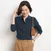 Camisa feminina de outono e inverno com gola polo, manga longa, modelagem que afina a silhueta, ideal para usar sob um cardigã ou suéter.