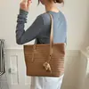 Bolsa de Tecido Retro de Alta Qualidade Outono/Inverno Bolsa Tote Simples Feminina 2026 Nova de Grande Capacidade para o Dia a Dia Bolsa de Ombro