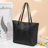 Bolsa tote bordada com padrão de ondas d'água de alta qualidade, nova moda 2025, generosa, grande capacidade, cor sólida, com zíper, bolsa de ombro feminina