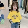 Camiseta Básica Infantil Primavera e Outono Estilo Coreano Tendência Meninas Falso Duas Peças Manga Longa Camiseta Top Listrado Desenho Animado para Meninas