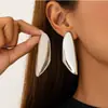 Pendientes de Venta Caliente Transfronterizos Europeos y Americanos Pendientes Irregulares de Nicho de Alta Gama para Mujer Tachuelas Metálicas de Lujo Ligero Accesorios de Moda