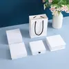 Set de joyero de alta gama con veta de madera en esquema de colores rojo y blanco, incluyendo un anillo, pendientes y pulsera, con diseños en relieve; cajas de joyería al por mayor