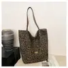 Bolso de Hombro Individual Estilo Perezoso Estampado de Leopardo Gran Capacidad para Mujer Estilo Coreano ins Bolso Tote Versátil Bolso de Compras de Mano Doble Cara Japonés Coreano