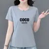 Produto de luxo de alta qualidade~Camiseta feminina de manga curta, novo modelo 2025 com estampa de letras brancas, versátil e que afina a silhueta, adequada para mulheres de meia-idade