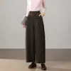 Elegantes pantalones de traje negros, colección otoño 2026, de tiro alto, corte holgado, adelgazantes y diseñados para figuras petite, con pierna recta y bajo curvo