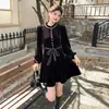 Jiu Yue Wu 2026 Otoño/Invierno Nuevo Vestido Negro de Terciopelo con Mangas Largas Estilo Francés Inspirado en Hepburn, Ajustado y Transparente