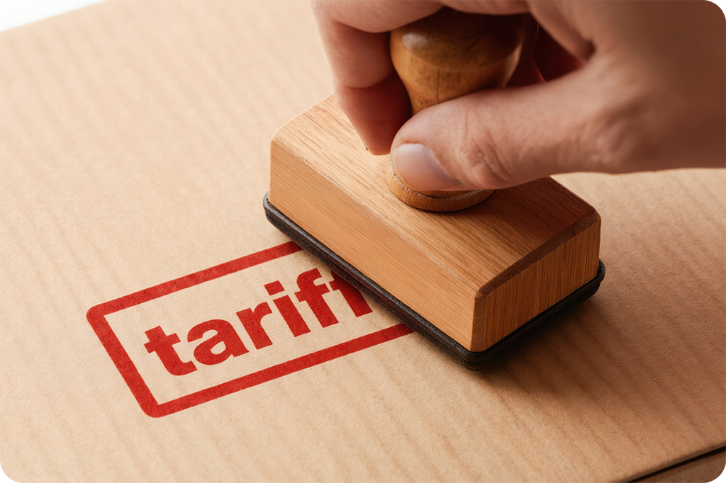Carimbo sobre documento representando tarifas e regulamentações de importação da China em 2026.