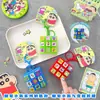 Colgante de Madera de Pez con Botones de Nueve Cuadrículas Auténtico de Crayon Shin-Chan, Juguete Exquisito y Lindo para Aliviar el Estrés con Luz y Sonido, Llavero