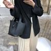 Una generación de nuevos bolsos de cesta de verduras con combinación de colores, bolso tipo cubo de cuero, cuero de capa superior con textura de lichi, bolso de mano Joker portátil para mujer