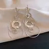 Brincos de Argola Redonda Vazada com Franjas Prateadas Europeus e Americanos Moda Personalidade Versátil Brincos Elegantes de Alta Qualidade para Mulheres