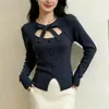 Novo suéter de tricô elegante estilo coreano para outono e inverno com gola redonda, laço, botão em formato de coração, mangas compridas, top feminino branco de algodão