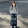 Conjunto de Menina Primavera e Outono 2026 Novo Casual Menina Estilo Coreano Crianças Médias e Grandes Cardigã Color Block Jeans Graffiti Tendência