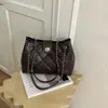 Bolso de hombro con cadena de patrón de diamante de alta gama transfronterizo, bolso tote de moda de lujo ligero, bolso de axila con diseño de nicho elegante